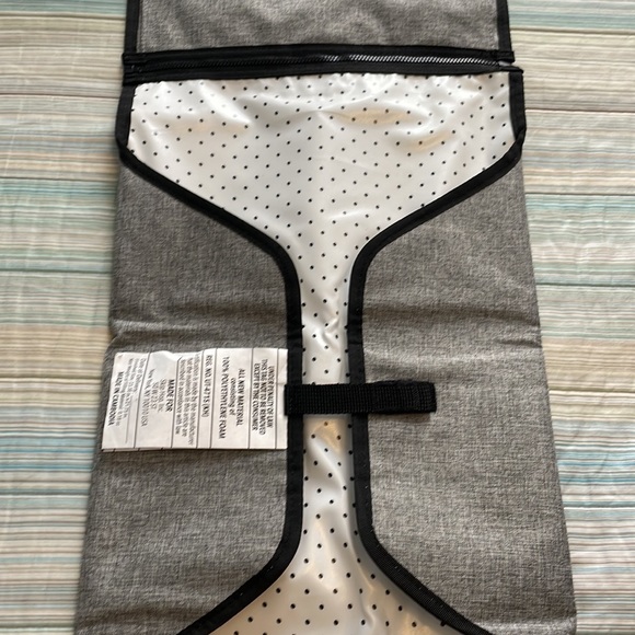 Skip hop diaper changing station - Picture 3 of 11